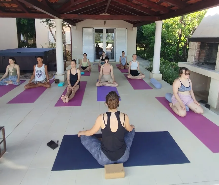 Morning yoga class on a covered terrace — how to choose a yoga retreat
