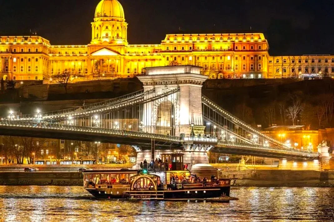 Historic paddleboat cruise on the Danube past the Chain Bridge and Buda Castle, Budapest