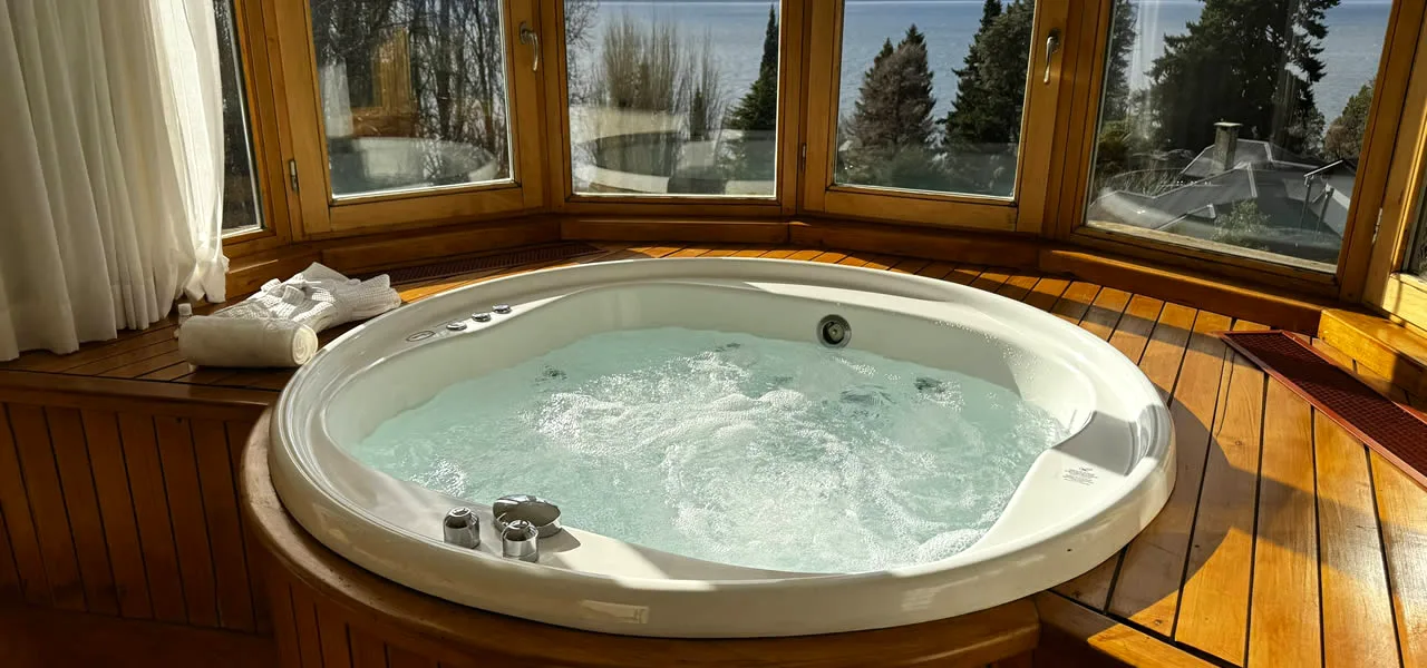 En-suite bathroom with jacuzzi tub at Design Suites Bariloche, Argentina