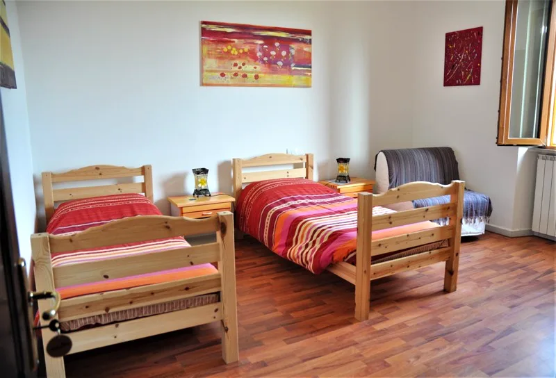 Achillea twin room with hand-painted artwork at Il Risveglio, Tuscany