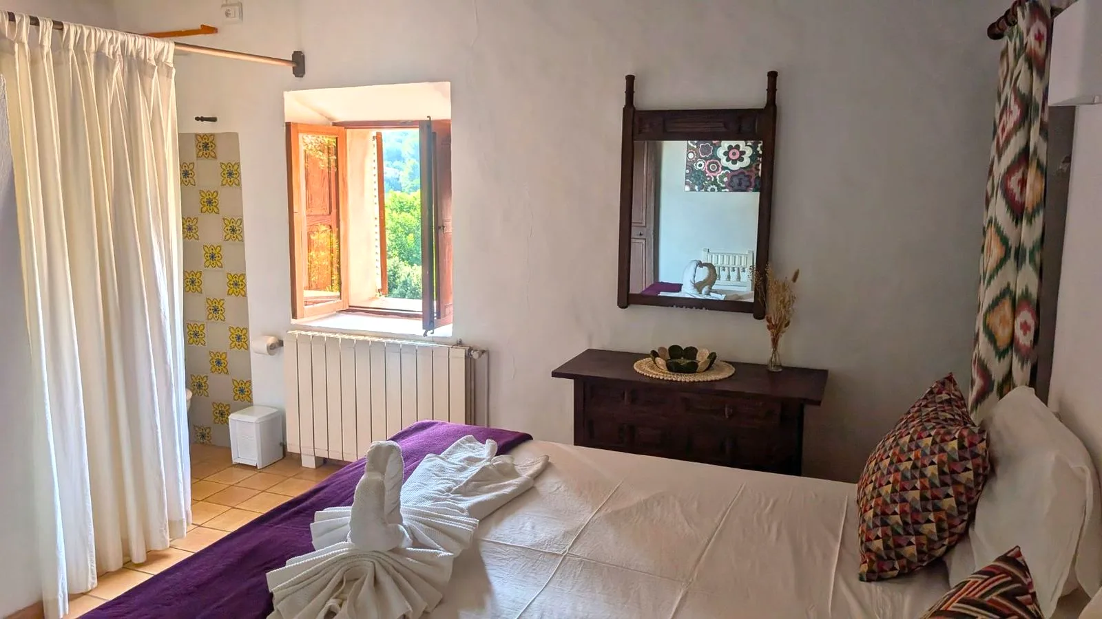 En-suite bedroom with hand-painted tiled bathroom at Finca Higo, Mallorca