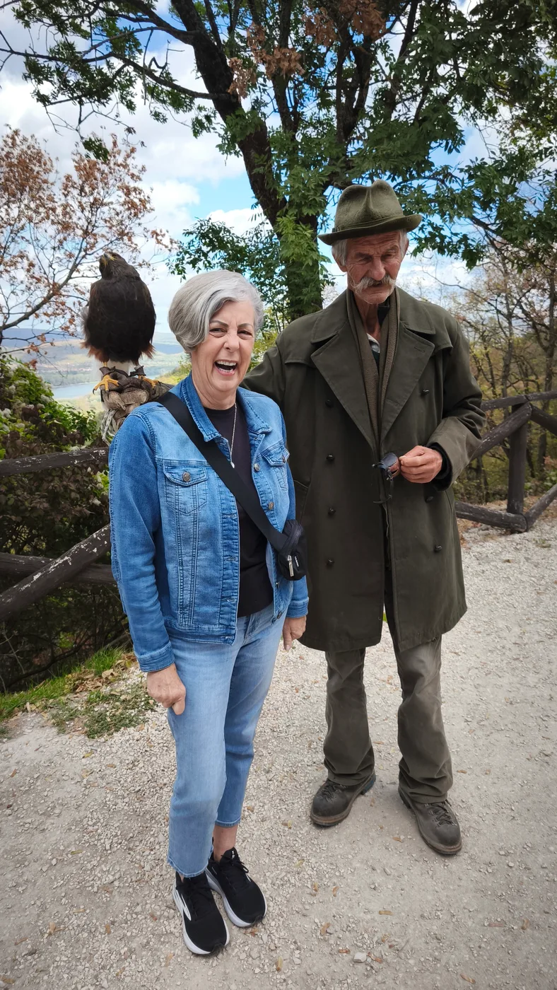 A guest meeting a falconer and his eagle during the excursion to Visegrad and Szentendre